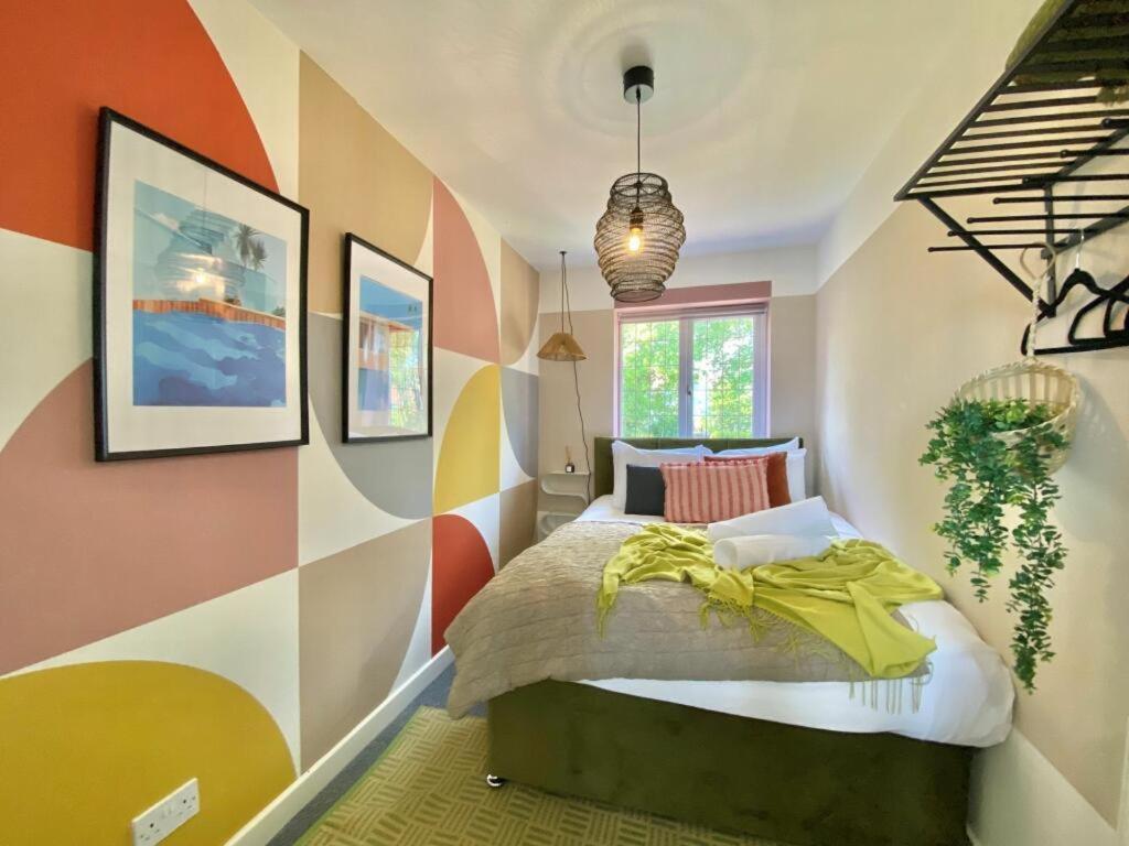Holiday home Huge 4bed 2bath Private Parking Nec By Empower Homes