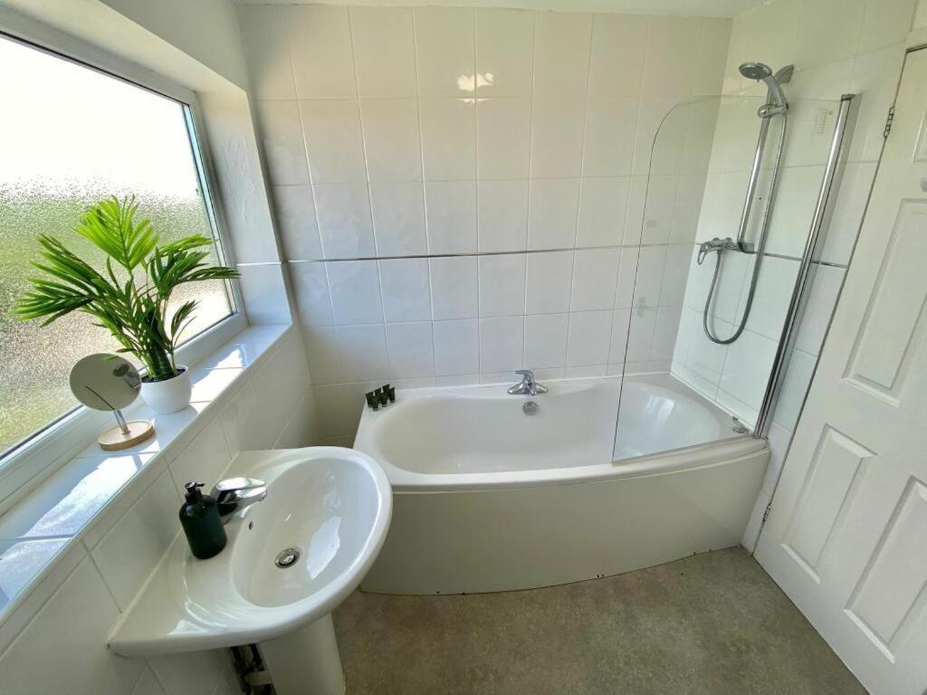 Huge 4bed 2bath Private Parking Nec By Empower Homes