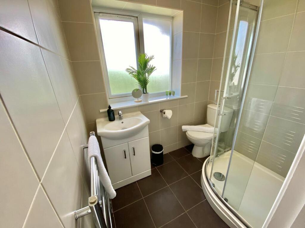 Holiday home Huge 4bed 2bath Private Parking Nec By Empower Homes Coventry