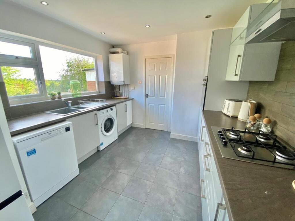 Huge 4bed 2bath Private Parking Nec By Empower Homes Holiday home Coventry
