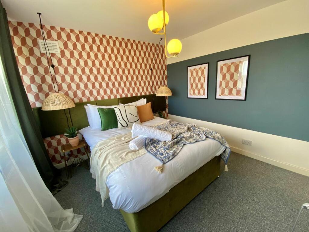 Holiday home Huge 4bed 2bath Private Parking Nec By Empower Homes *