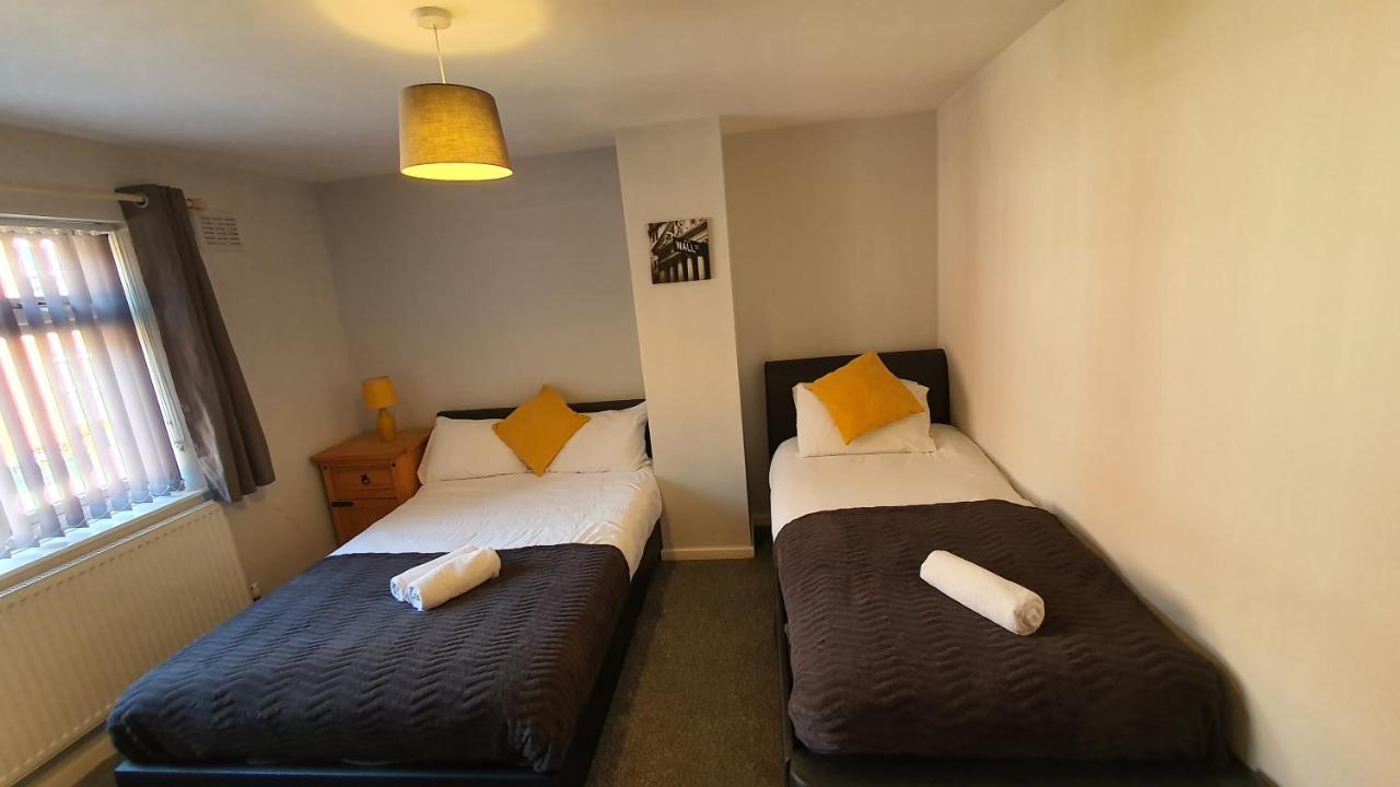 Contractors, Centre, Parking, 3 Double Rooms, Netflix, Cosy! Holiday home *