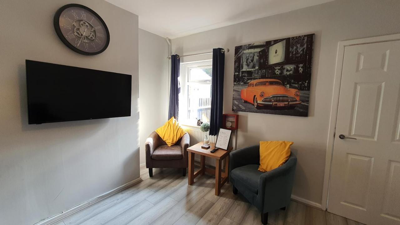 Contractors, Centre, Parking, 3 Double Rooms, Netflix, Cosy! Holiday home *