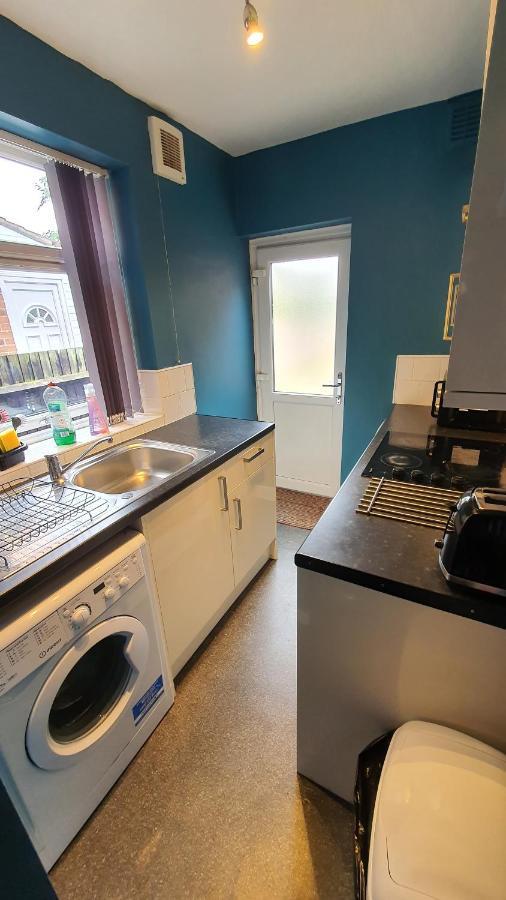 Contractors, Centre, Parking, 3 Double Rooms, Netflix, Cosy! Holiday home