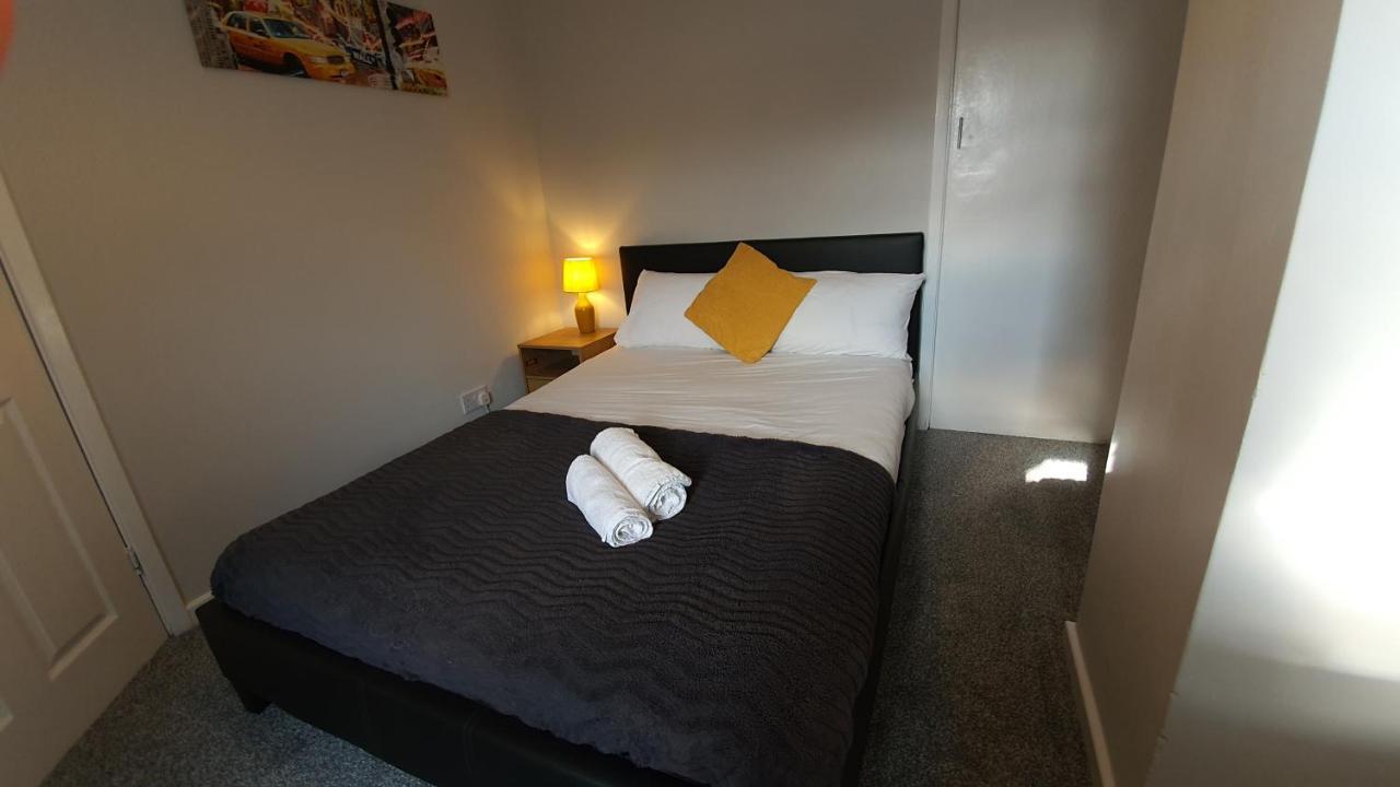 Contractors, Centre, Parking, 3 Double Rooms, Netflix, Cosy! Holiday home *