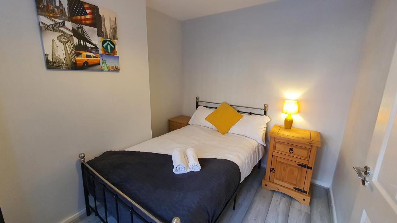 Contractors, Centre, Parking, 3 Double Rooms, Netflix, Cosy! Holiday home *