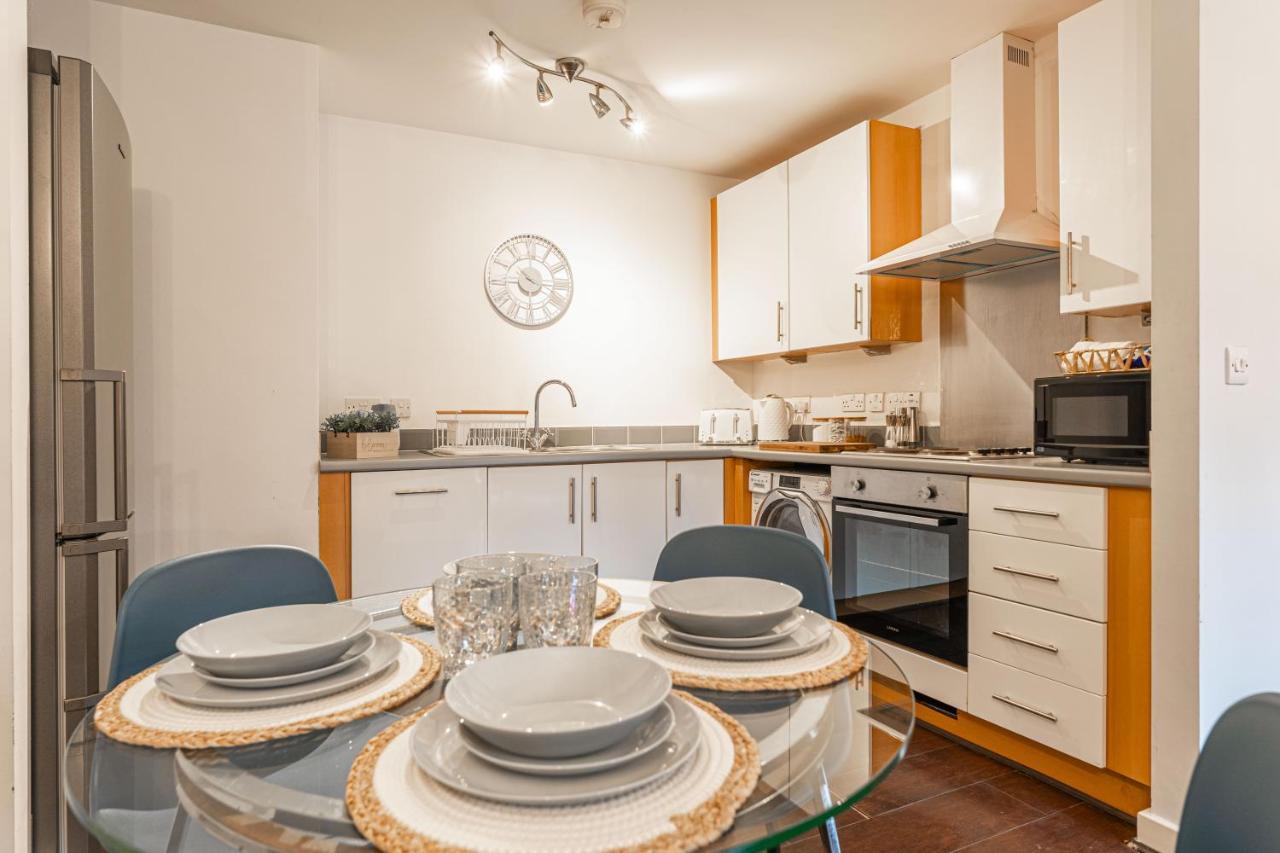 Centre Flat: Accessible Family Haven With Free Parking *