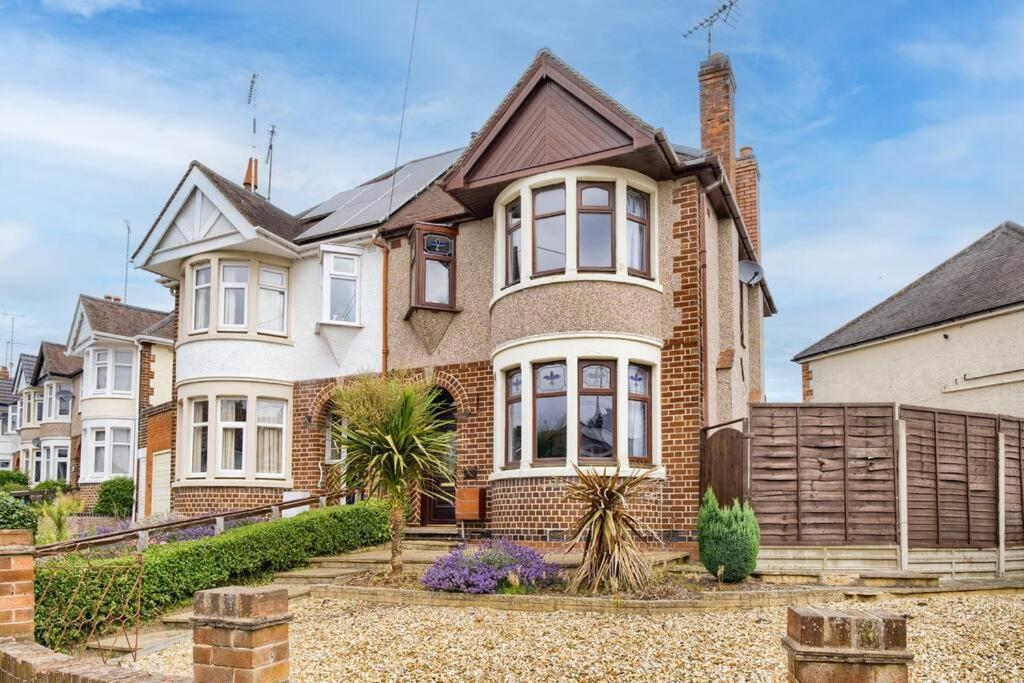 Cozy 3-bedroom House With Garden And Entertainment *