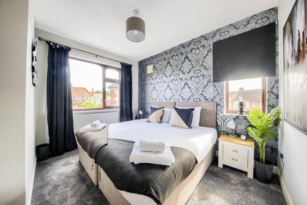 Cozy 3-bedroom House With Garden And Entertainment Holiday home Coventry