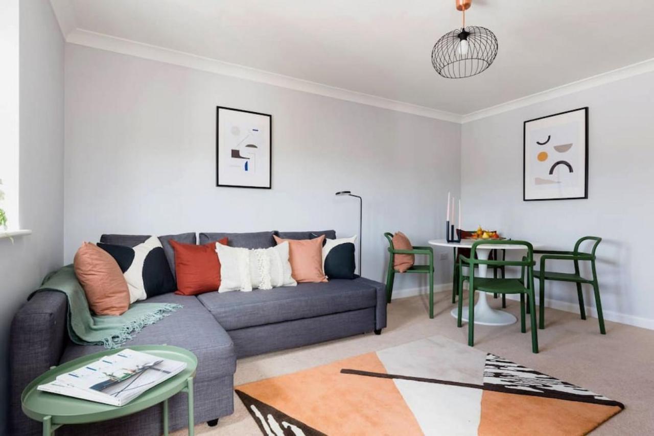 Apartment Stylish 2 Bed Flat Near Station, Parking, Sleeps 6 Coventry