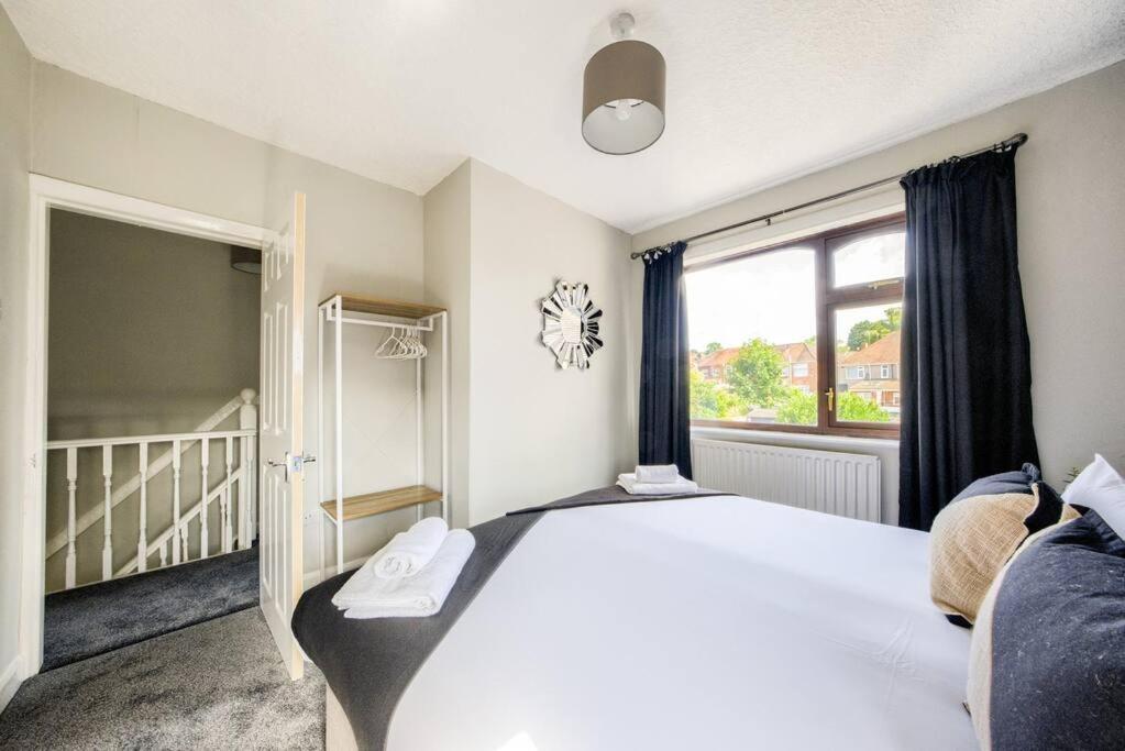 Cozy 3-bedroom House With Garden And Entertainment