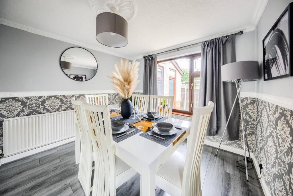 Holiday home Cozy 3-bedroom House With Garden And Entertainment Coventry