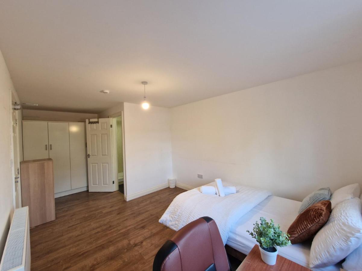 Living Serviced 8 *