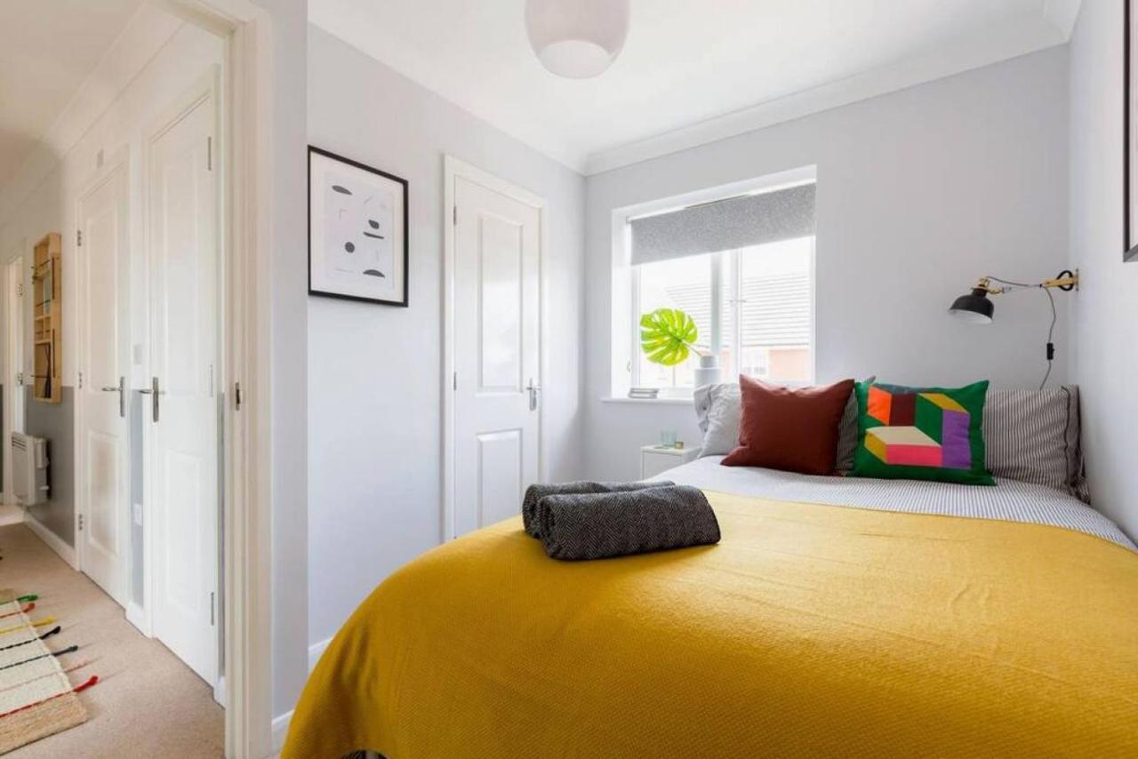 Stylish 2 Bed Flat Near Station, Parking, Sleeps 6 Apartment
