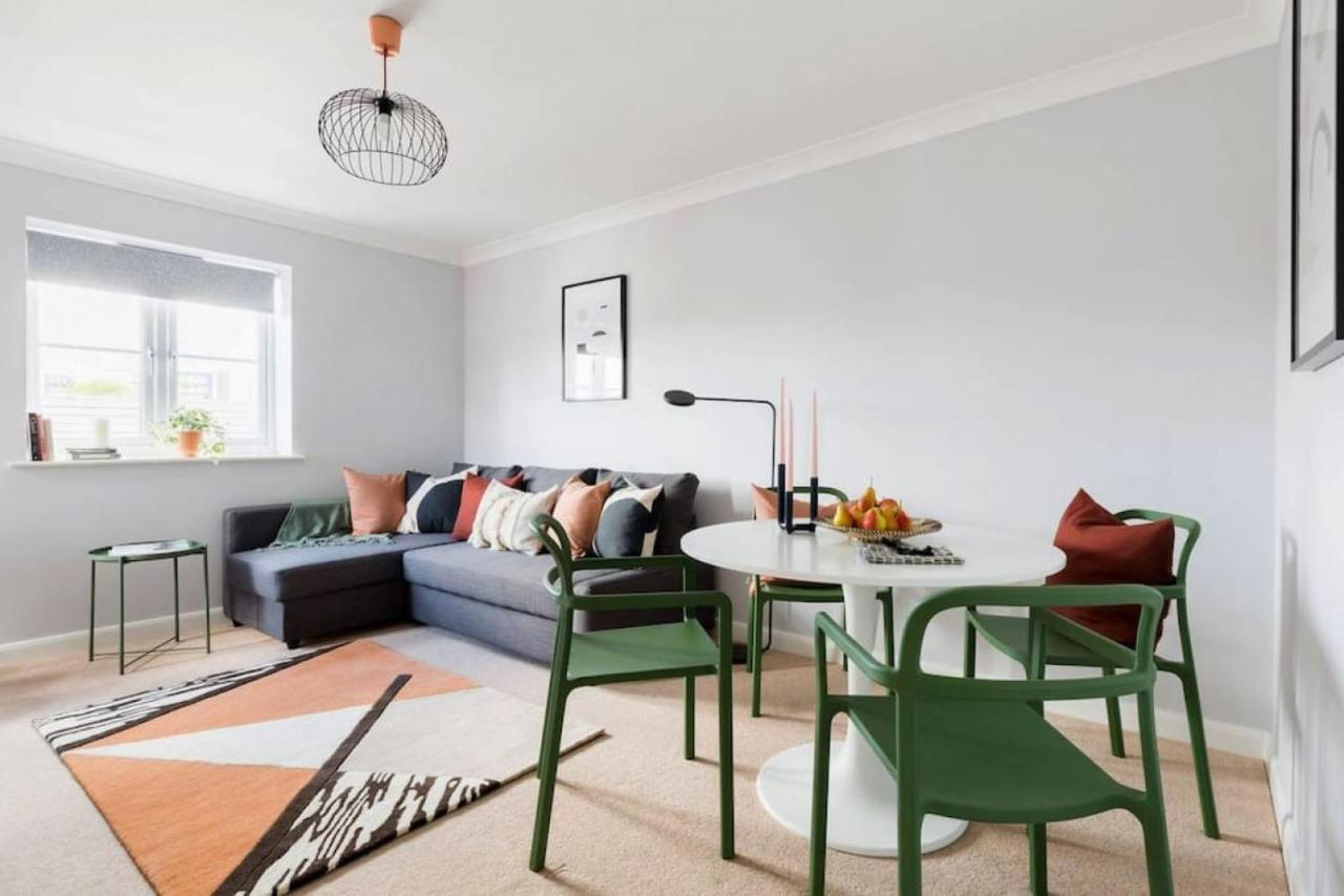Apartment Stylish 2 Bed Flat Near Station, Parking, Sleeps 6 *