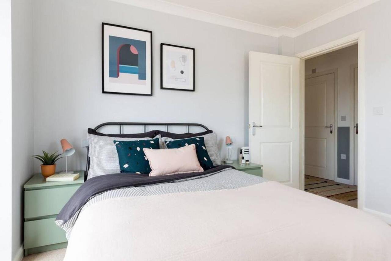 Stylish 2 Bed Flat Near Station, Parking, Sleeps 6
