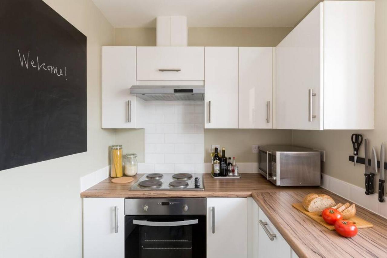 Stylish 2 Bed Flat Near Station, Parking, Sleeps 6 *
