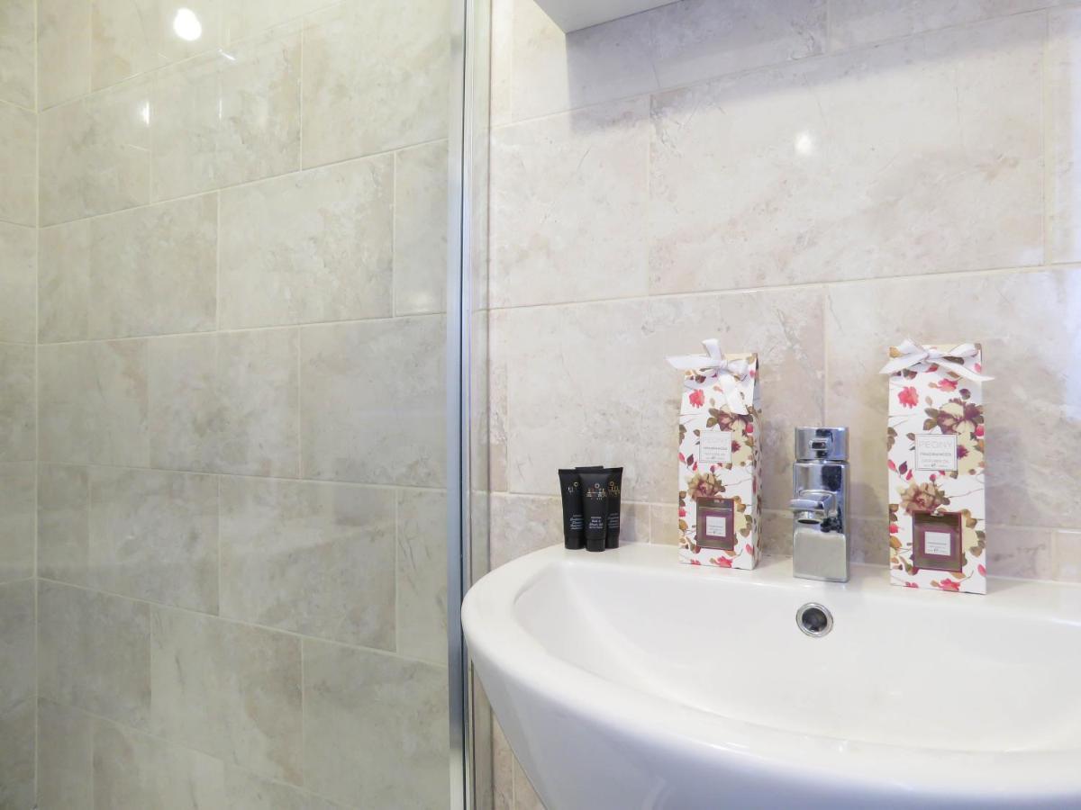 Tudors Esuites 4 Bedroom House 9 Bed With Garden Holiday home