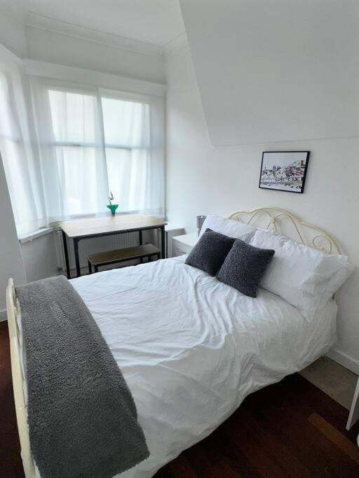 Modern Town House - * Coventry