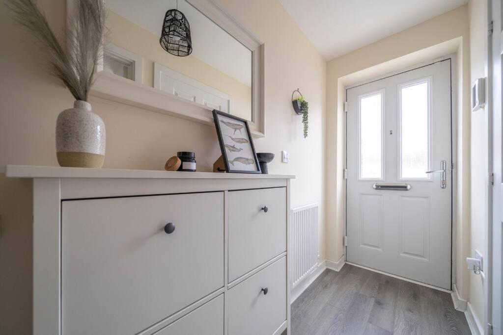 Good For Company Let 2-bed In 2x Parking * Coventry