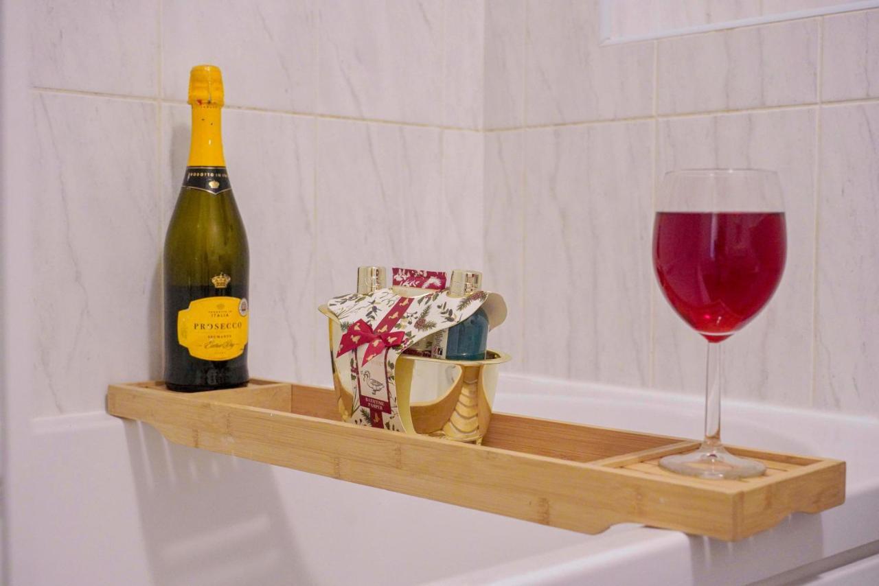 Yoko's Centre Apartment: Stylish With Parking & Netflix *