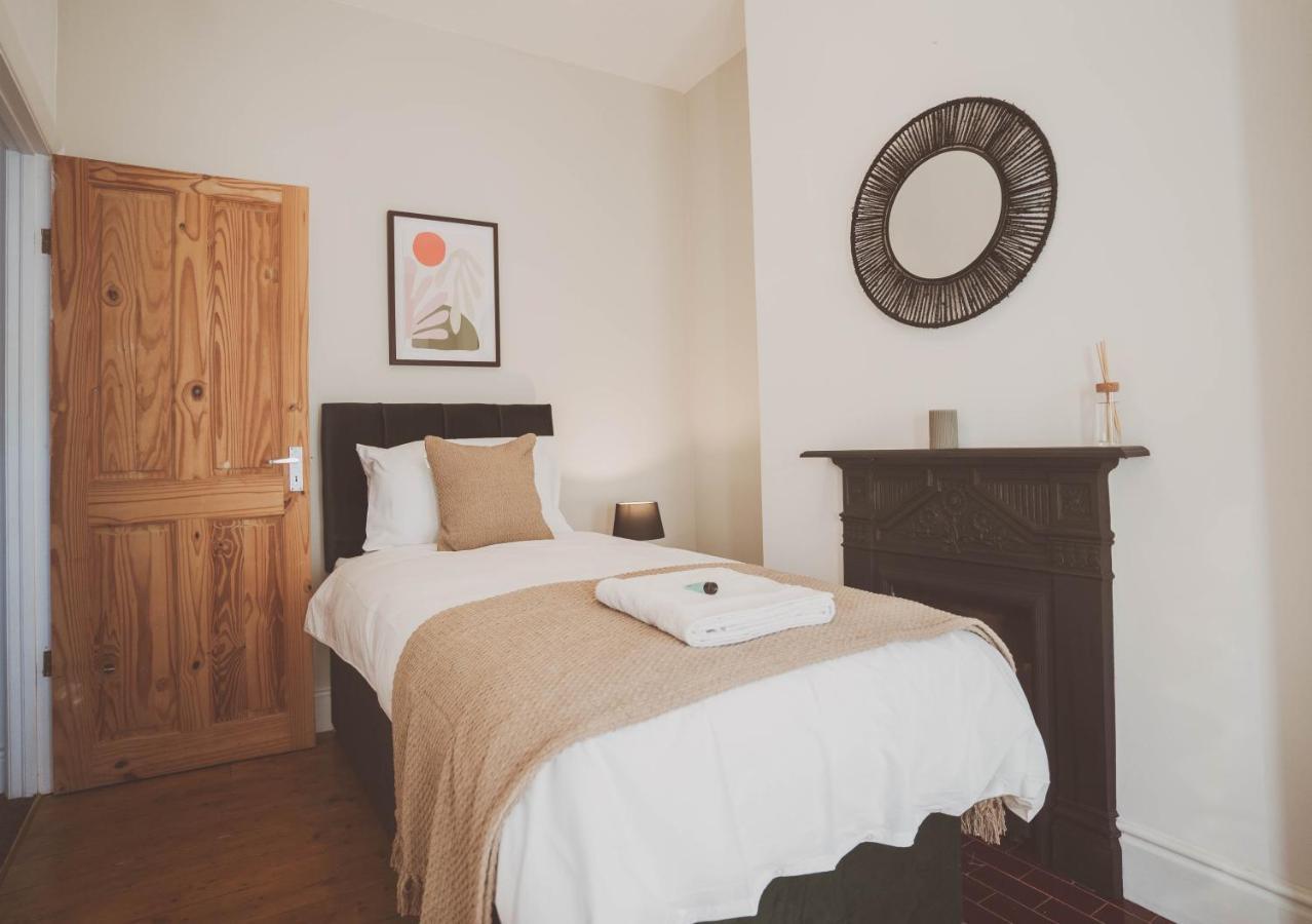 Holiday home Cosy 5bed 2bath Well Equipped House In Near Amenties Makes Great Digs, Wi-fi, On Street Parking, Smart Tvs In Rooms, Coop Shop 2mins Walk