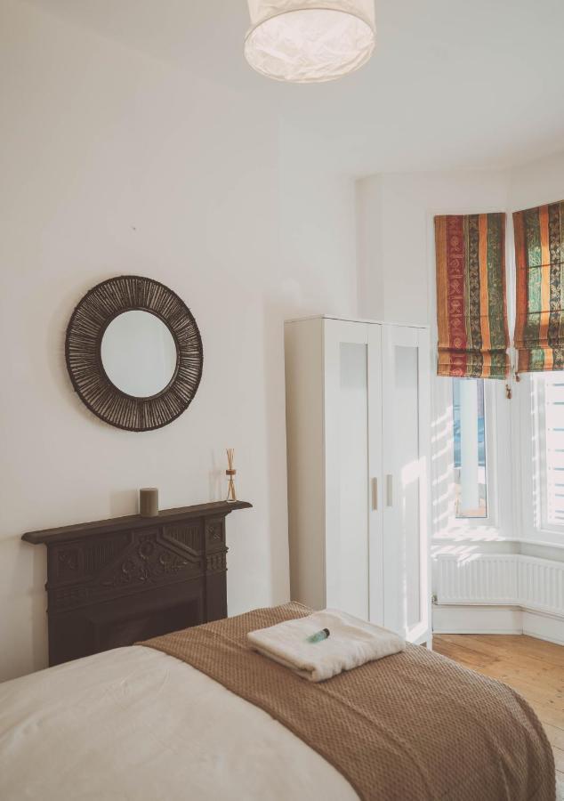 Cosy 5bed 2bath Well Equipped House In Near Amenties Makes Great Digs, Wi-fi, On Street Parking, Smart Tvs In Rooms, Coop Shop 2mins Walk