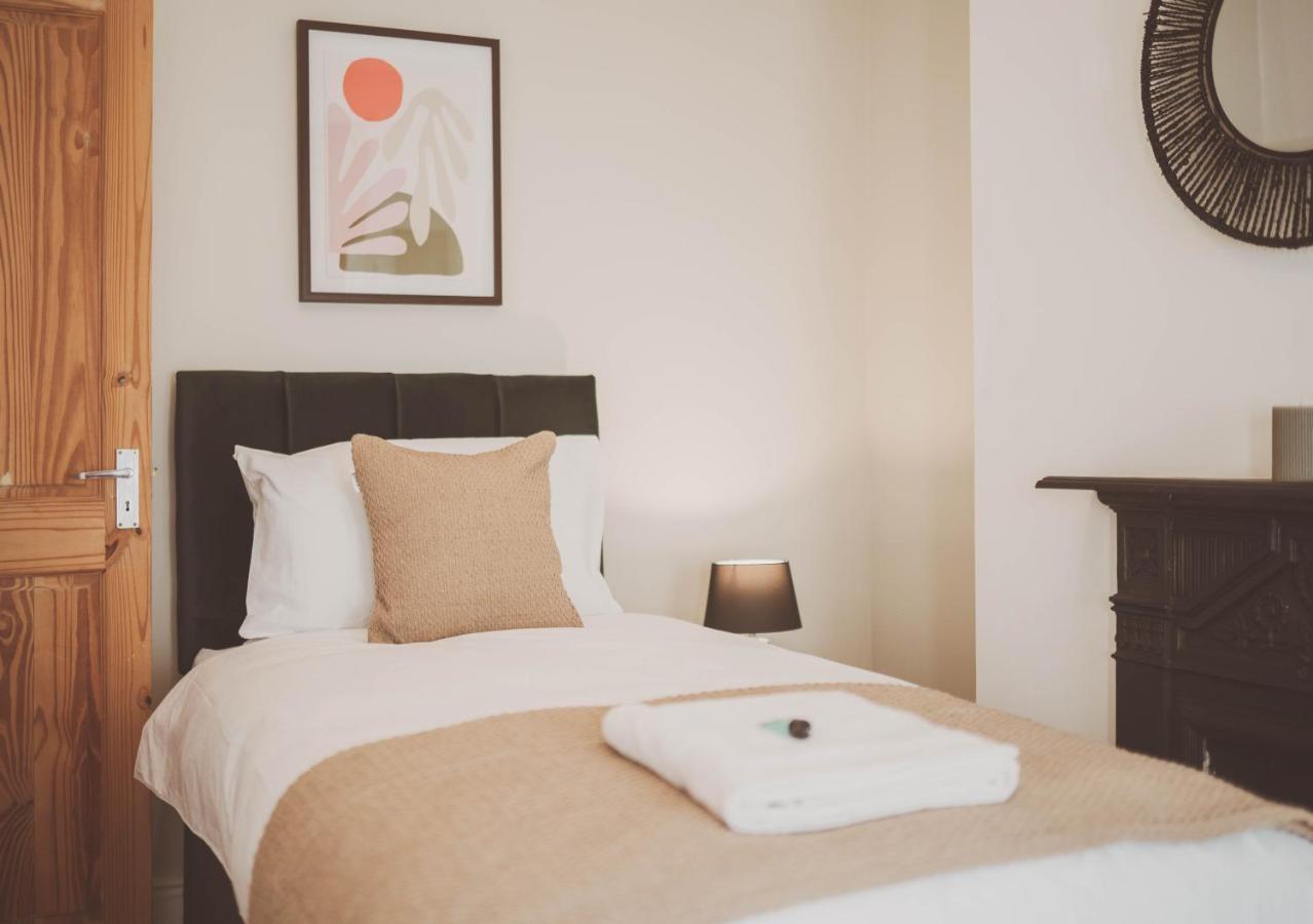 Holiday home Cosy 5bed 2bath Well Equipped House In Near Amenties Makes Great Digs, Wi-fi, On Street Parking, Smart Tvs In Rooms, Coop Shop 2mins Walk Coventry