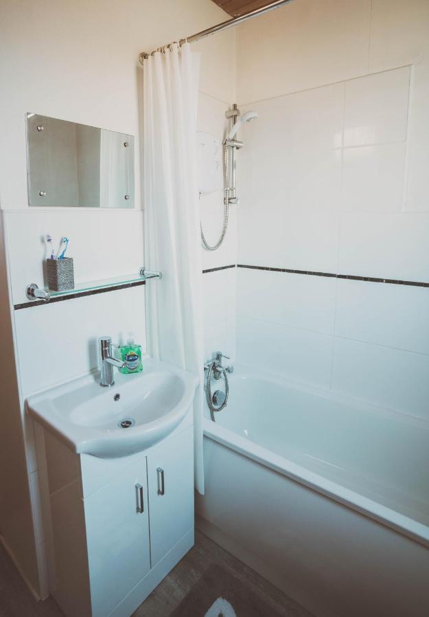 Cosy 5bed 2bath Well Equipped House In Near Amenties Makes Great Digs, Wi-fi, On Street Parking, Smart Tvs In Rooms, Coop Shop 2mins Walk Holiday home Coventry