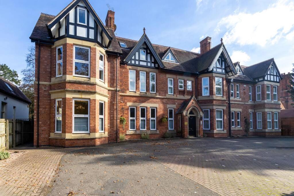 Luxury 2-bed Flat In With Free Parking, Near Train Station * Coventry