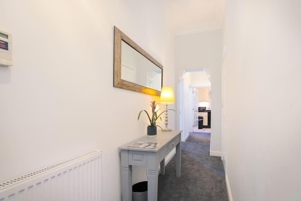 Luxury 2-bed Flat In With Free Parking, Near Train Station Apartment