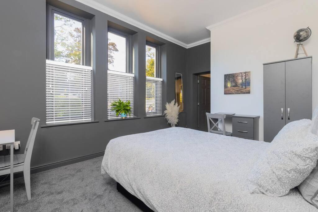 Luxury 2-bed Flat In With Free Parking, Near Train Station Apartment