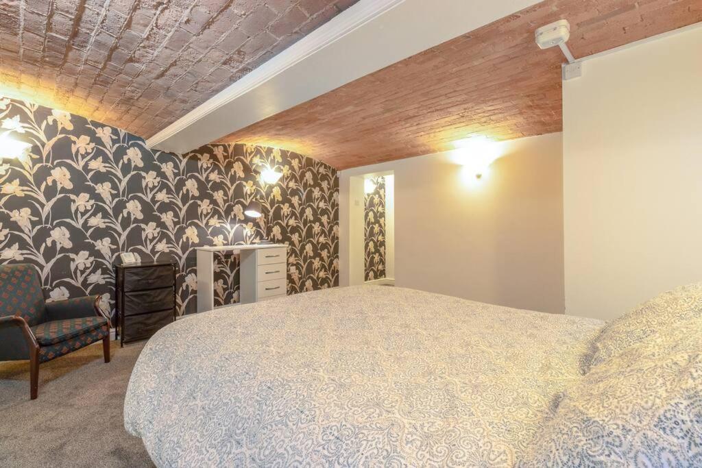 Apartment Luxury 2-bed Flat In With Free Parking, Near Train Station *