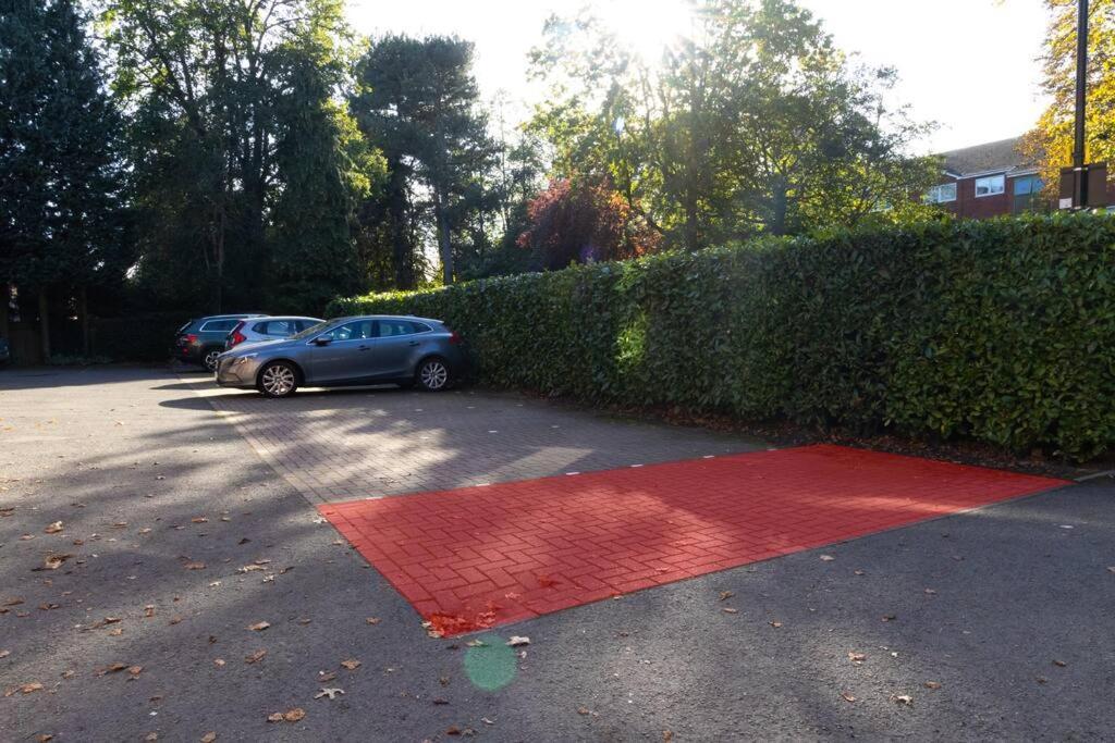 Apartment Luxury 2-bed Flat In With Free Parking, Near Train Station