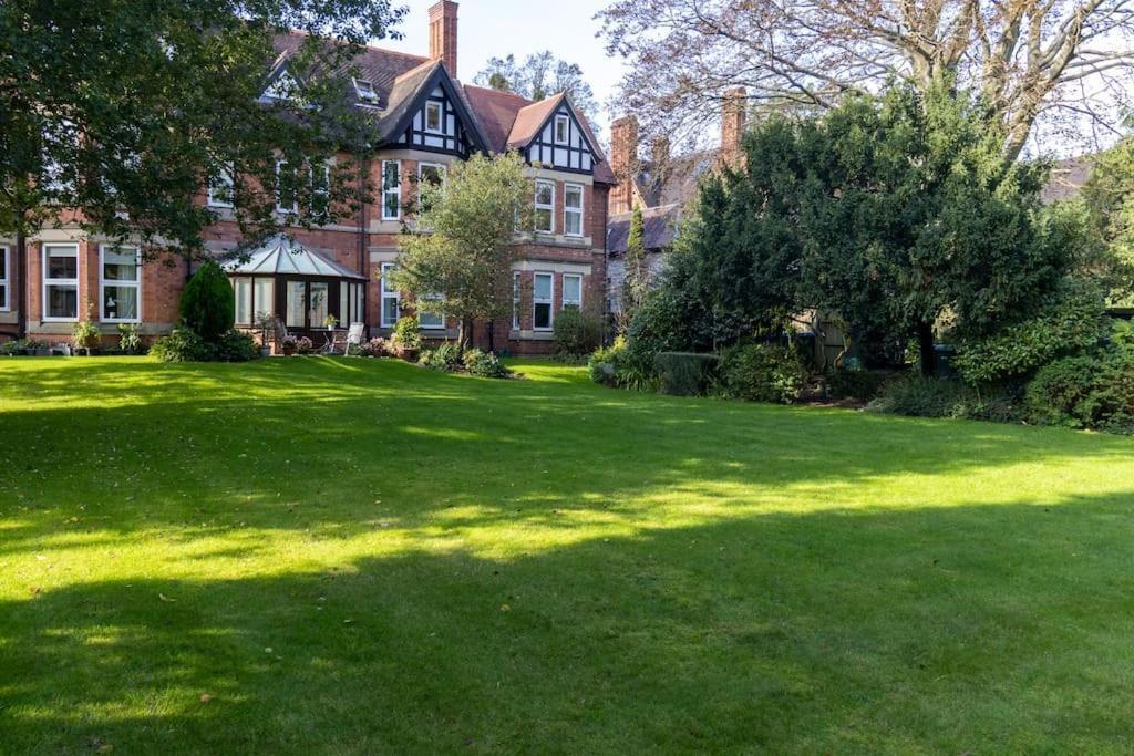 Apartment Luxury 2-bed Flat In With Free Parking, Near Train Station *