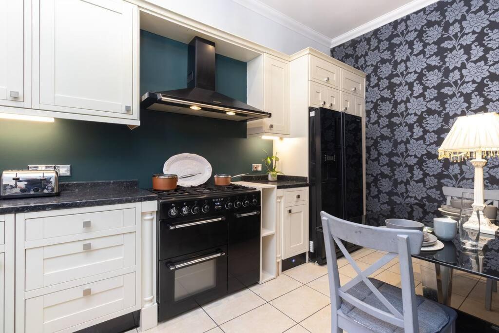 Luxury 2-bed Flat In With Free Parking, Near Train Station Apartment *