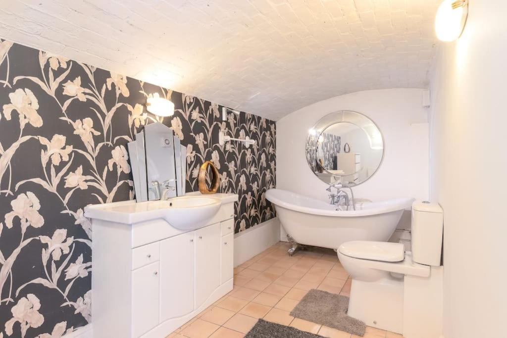 Luxury 2-bed Flat In With Free Parking, Near Train Station Apartment *