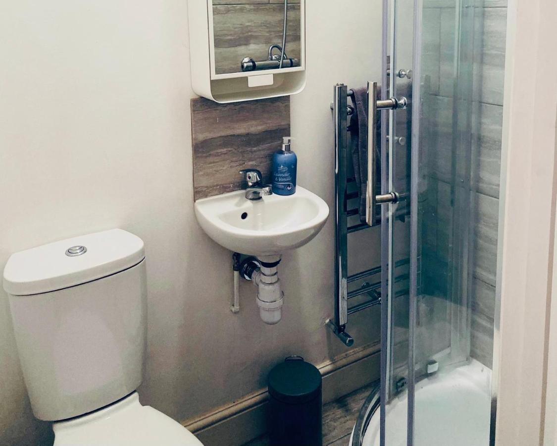 Holiday home Spacious 4 Bedrooms, 3 Bathrooms, Sleeps 8 Coventry