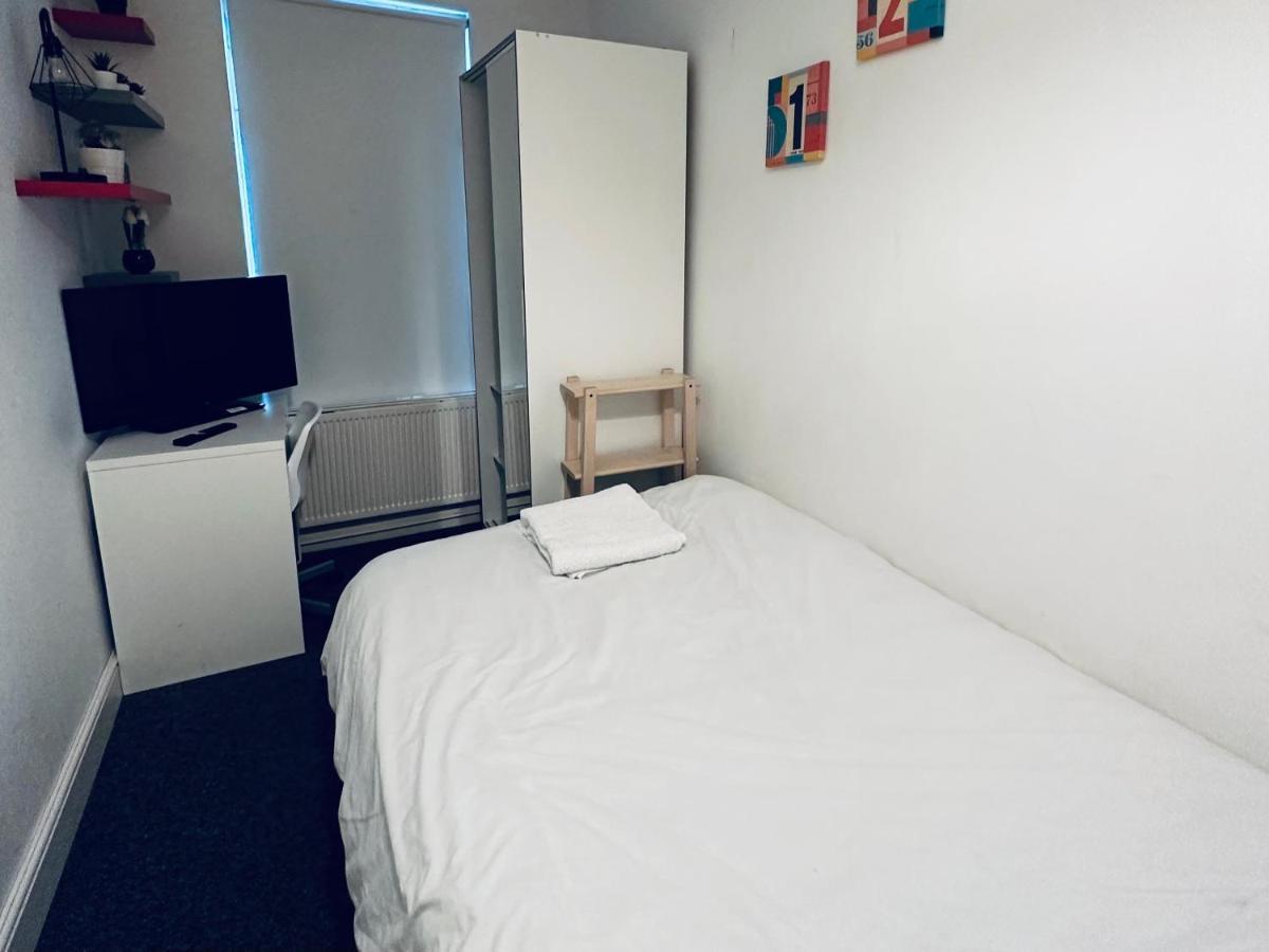 Spacious 4 Bedrooms, 3 Bathrooms, Sleeps 8 * Coventry