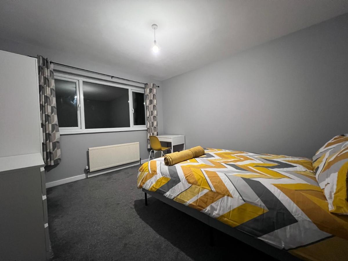 Modern Close To Warwick * Coventry