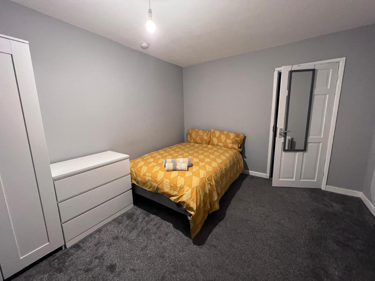 Modern Close To Warwick
