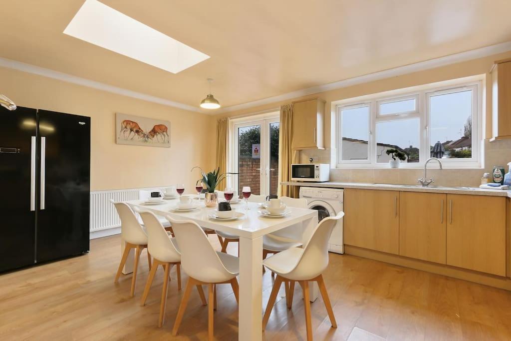 Casa de férias Large 4 Bed House Contractors Professionals Private Parking Close To Nec