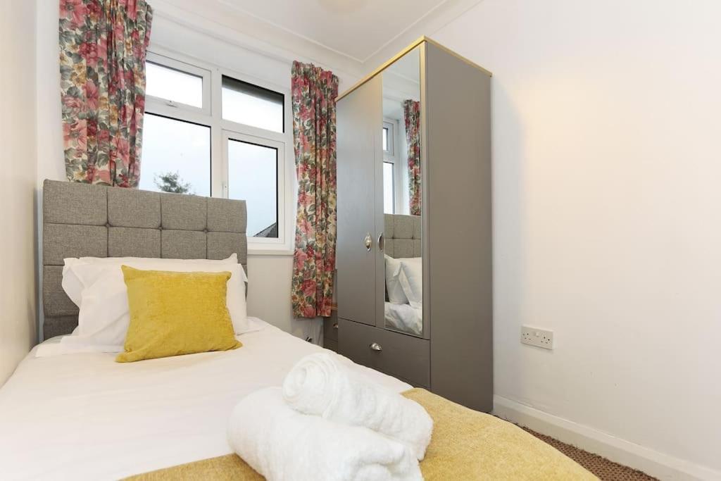 Large 4 Bed House Contractors Professionals Private Parking Close To Nec *
