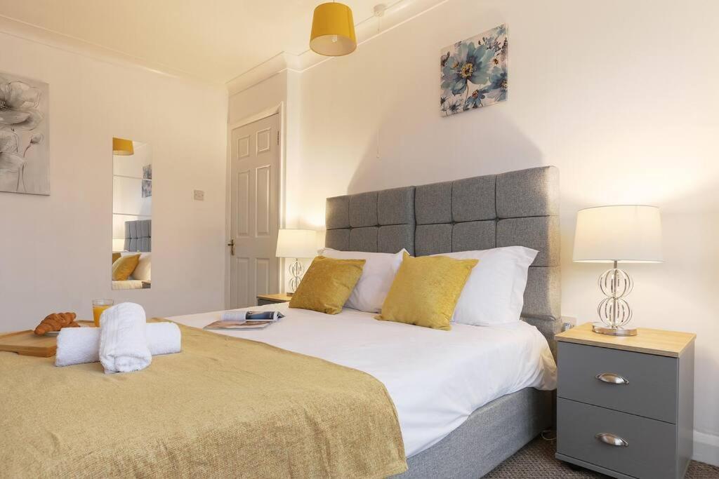 Casa de férias Large 4 Bed House Contractors Professionals Private Parking Close To Nec