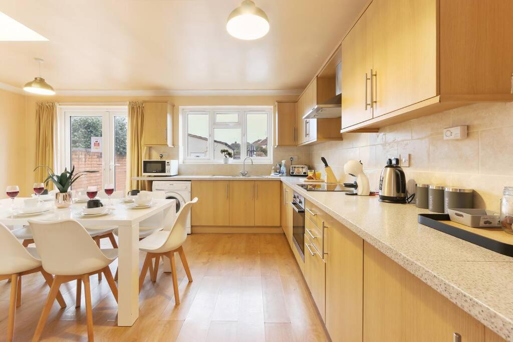 Large 4 Bed House Contractors Professionals Private Parking Close To Nec * Coventry