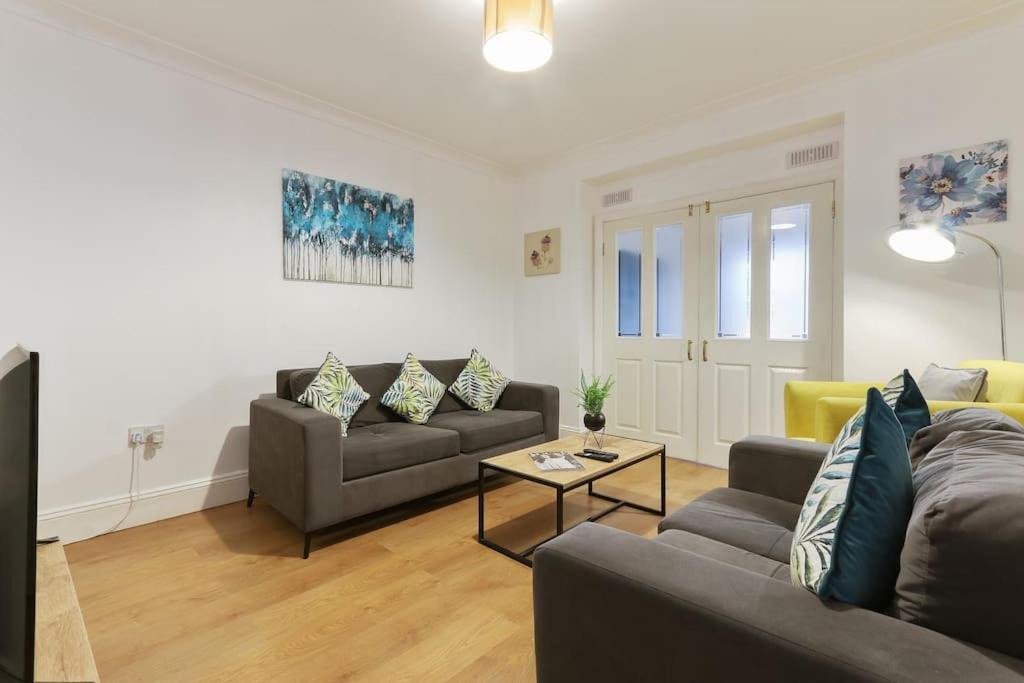 Large 4 Bed House Contractors Professionals Private Parking Close To Nec Casa de férias