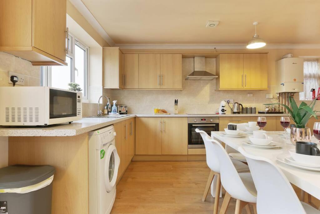 Large 4 Bed House Contractors Professionals Private Parking Close To Nec