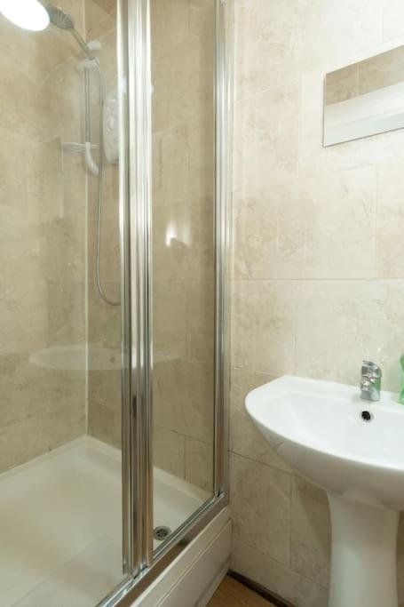 Large 4 Bed House Contractors Professionals Private Parking Close To Nec * Coventry