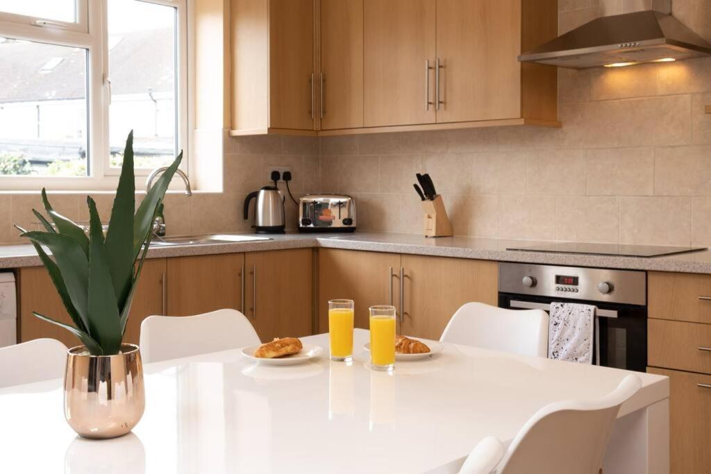 Large 4 Bed House Contractors Professionals Private Parking Close To Nec *