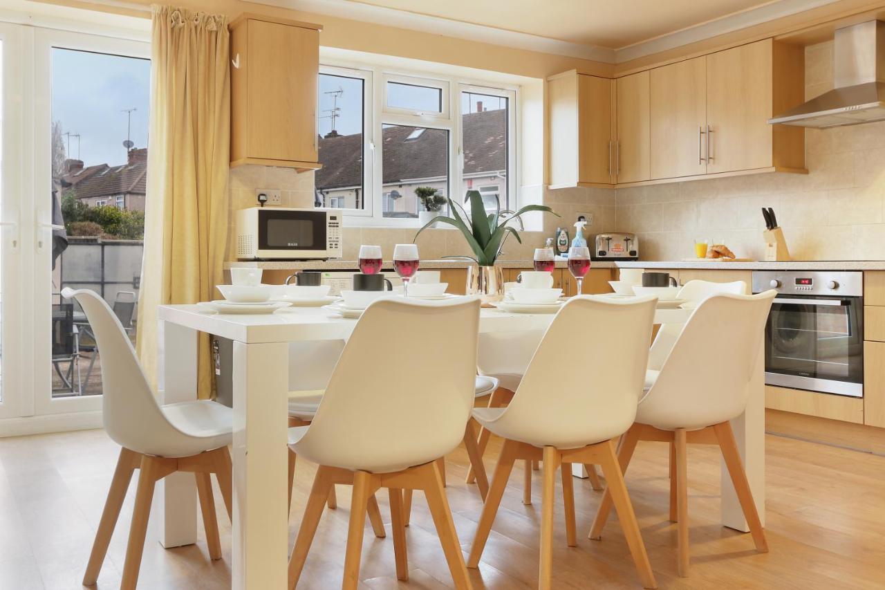 Large 4 Bed House Contractors Professionals Private Parking Close To Nec *